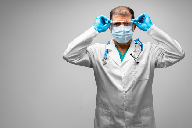 男性中年男医生戴上面罩 灰色背景人职业肖像