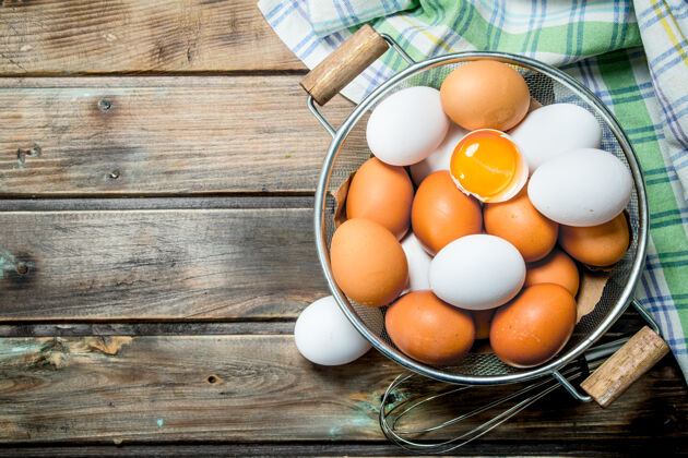有机用打蛋器把鸡蛋放在平底锅里吃蛋白质生的