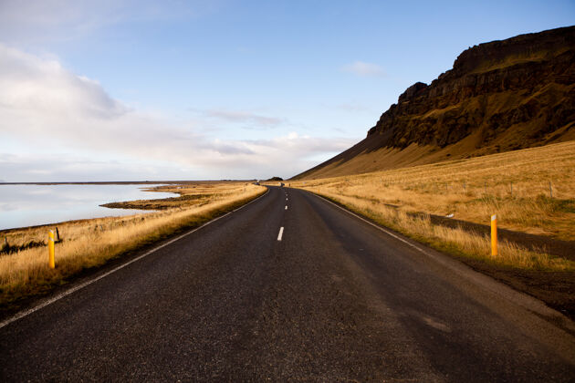风景穿越冰岛的公路景观道路旅行概念车旅行冒险风景天空公路