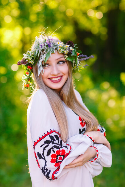 时尚仲夏时 一个戴着野花花环的斯拉夫少女仪式头发俄罗斯