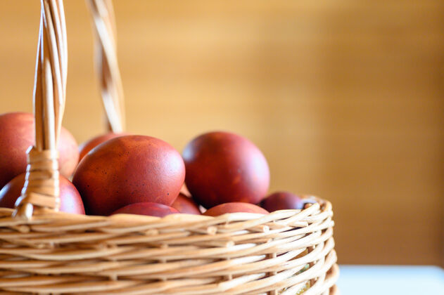 染色复活节彩蛋洋葱壳在柳条木篮子里染料洋葱着色