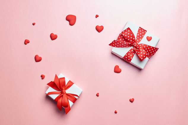 礼物情人节礼物盒与红心装饰粉红色鞠躬盒子纸