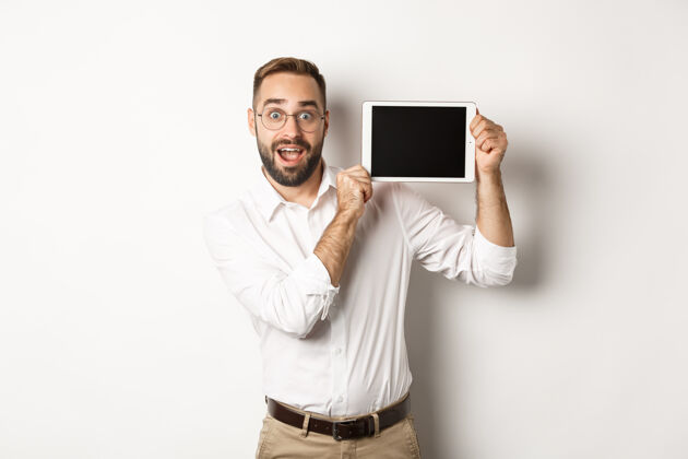 Tablet购物和科技帅哥男子展示数码平板电脑屏幕 戴眼镜配白领衬衫 工作室背景PersonGuyMale