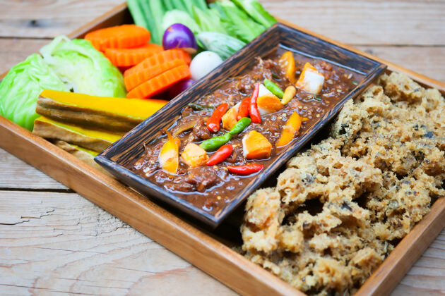 餐厅泰国菜名naamphriklohngreuua（乘船辣椒调味料）是一种发酵虾酱调味料 配以酥脆的油炸毛茸茸的鱼 咸蛋和蔬菜午餐菜单蔬菜
