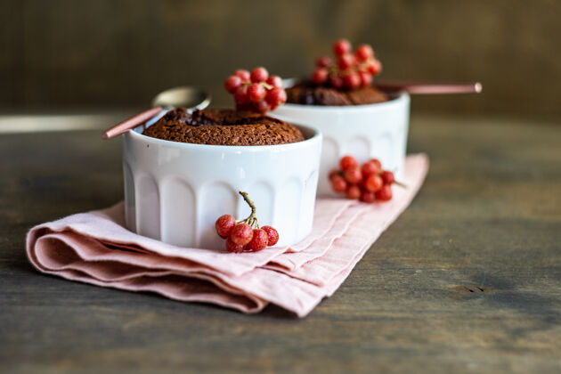 浆果新鲜烘焙巧克力软糖蛋糕与红色牧羊犬阿根特浆果在一个碗里服务水果乡村