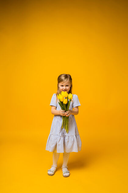 小一个身材丰满的小女孩站着 黄色的花束上插着一束黄色的郁金香衣服配件女性