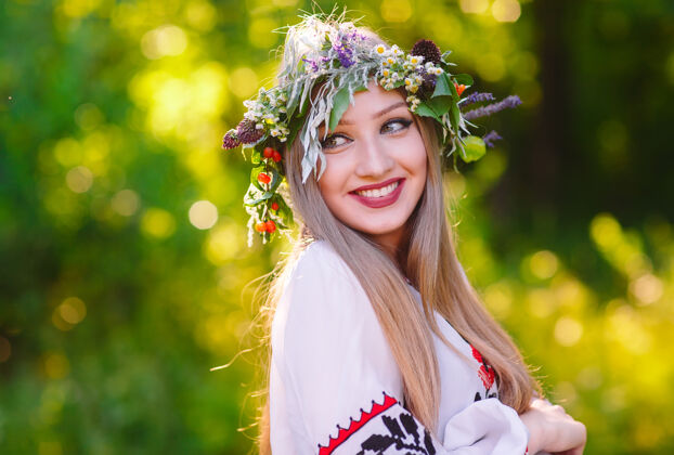 森林仲夏时 一个戴着野花花环的斯拉夫少女头发乌克兰假日
