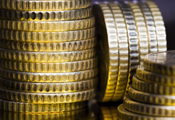 财富大量的金属硬币交换过程投资