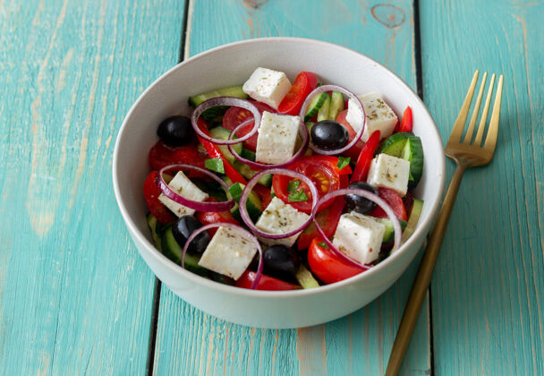 部分希腊沙拉配番茄 黄瓜 奶酪 洋葱 辣椒和橄榄希腊食品蔬菜