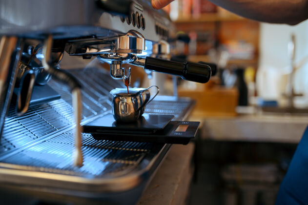牛奶咖啡师的工作场所 咖啡馆的咖啡机 没人酒吧准备新鲜浓缩咖啡的设备 专业的自助工具滴水餐厅食品