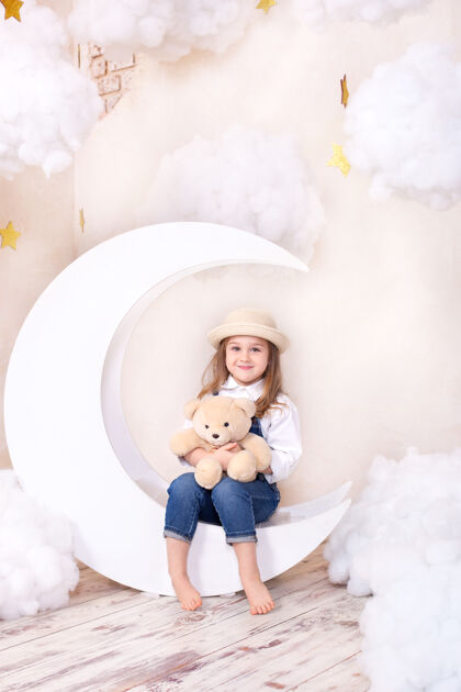 云小女孩坐在月亮上 手里拿着一只泰迪熊 手里拿着云在玩气球假日星星