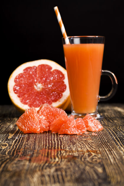 味道新鲜的葡萄柚汁在家里从附近的多汁红葡萄柚自然美味平衡