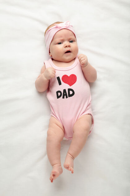 童年穿着印有“我爱爸爸”字样的t恤的新生女婴甜蜜爸爸小