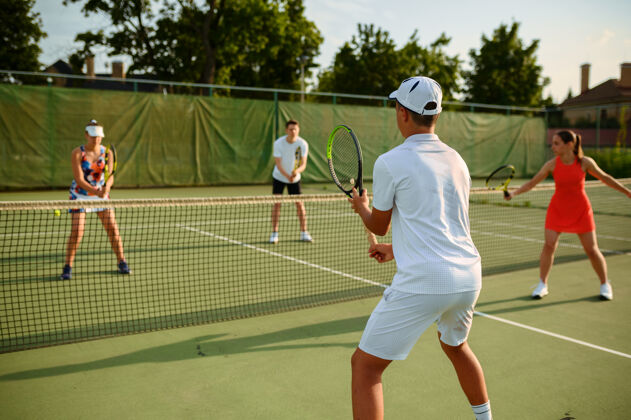 比赛网球混双训练 户外court.活动健康的生活方式 人们用球拍和球进行体育游戏 用球拍进行健身锻炼男混合户外