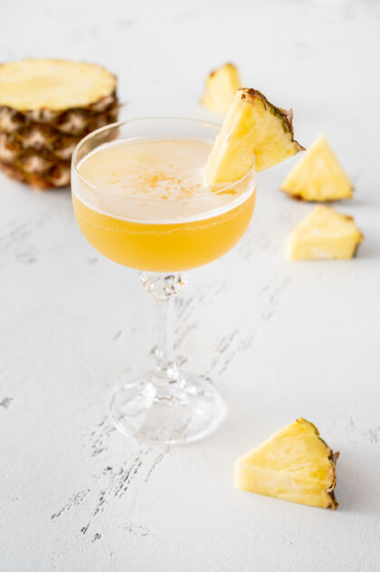 菠萝一杯用菠萝片装饰的阿尔冈琴鸡尾酒装饰白酒水果