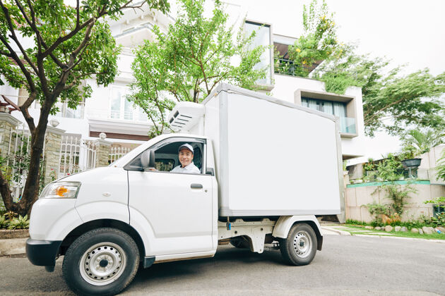集装箱微笑的越南年轻人开着运奶车 运送奶制品工作服工作男性