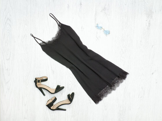 基本黑色小礼服 鞋子和太阳镜时尚概念装束女孩风景