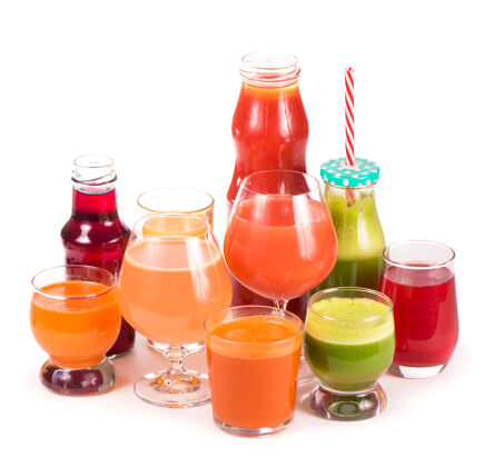 饮料玻璃杯里有新鲜的有机蔬菜和果汁 隔离在白色上抗氧化果汁配方
