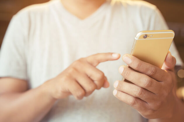 网络男性手拿手指在屏幕上移动智能手机触摸屏和使用应用程序智能小工具连接