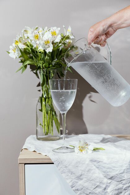 花瓶一杯水和一个花瓶液体倒水一杯水