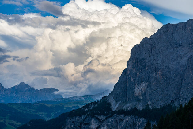云意大利阿尔卑斯山的壮丽景色自然风景山