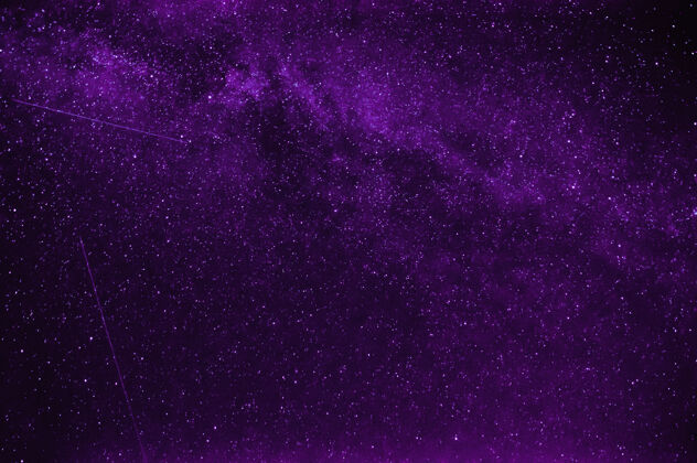 宇宙背景是紫色的夜空和银河系中的流星黑暗天空太空