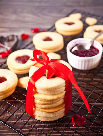 糖果心形传统草莓林泽饼干情人节果酱情人节的概念覆盆子礼物罐子