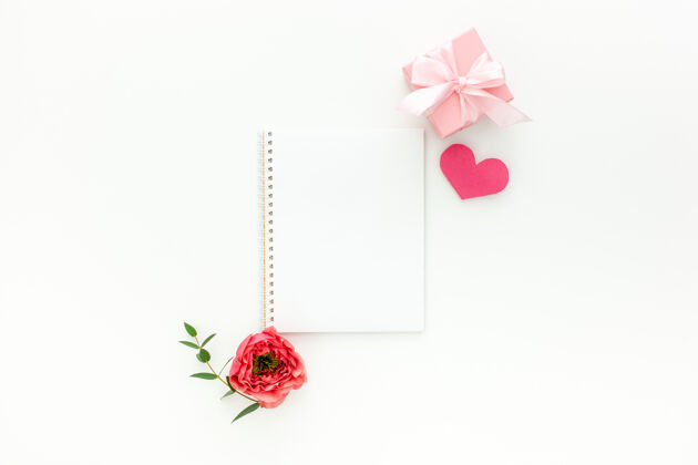 装饰粉红色的心 手工制作的粉红色礼品盒 红玫瑰和写字板作文玫瑰礼物