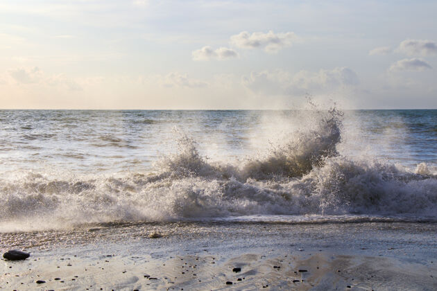 海岸大海和海浪 暴风雨的天气 海浪和飞溅在巴统景观碰撞多云