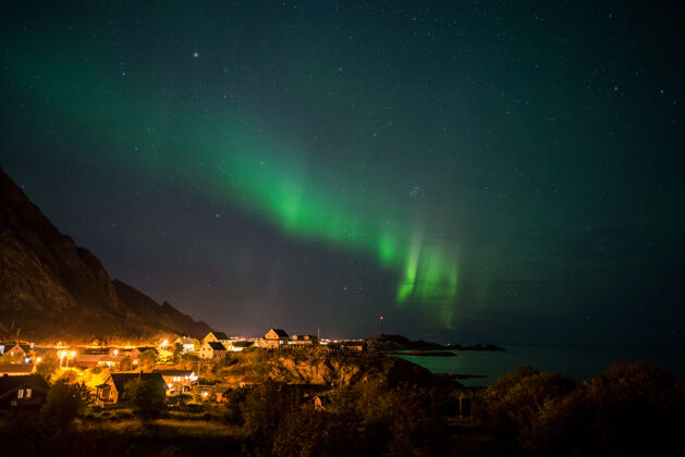 北方挪威洛弗顿小村庄的北极光极光绿色夜晚