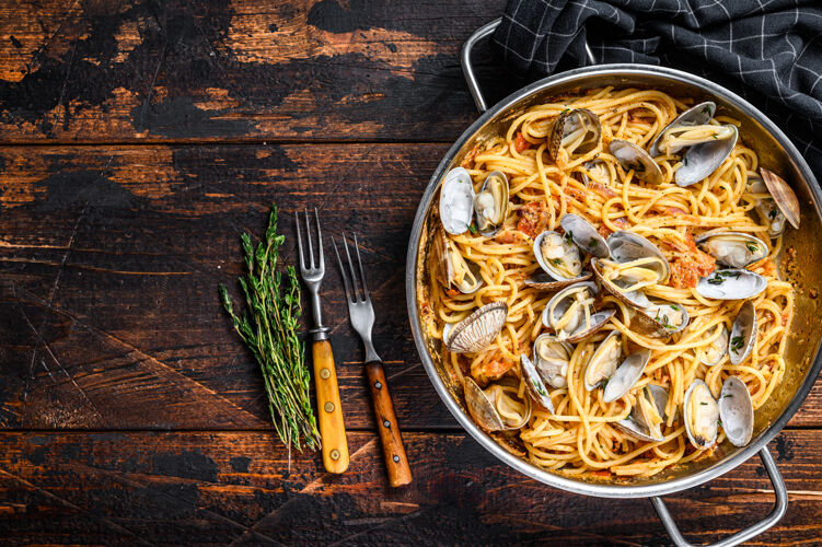 酒蛤蜊海鲜意大利面平底锅里的意大利面美食乡村菜肴