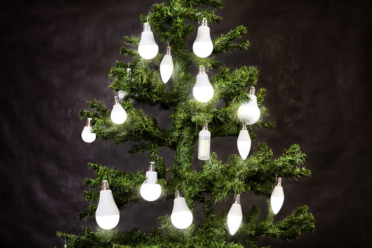 能源效率圣诞树上挂着发光二极管或led灯塑料装饰品效率