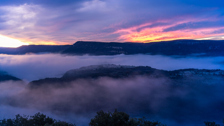 法国法国米洛塔恩山谷的雾戏剧性山谷风景