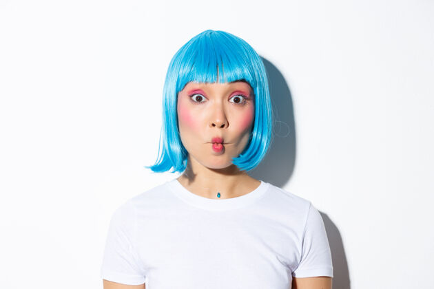 女人戴蓝色假发的亚洲女孩摆姿势假发表情姿势