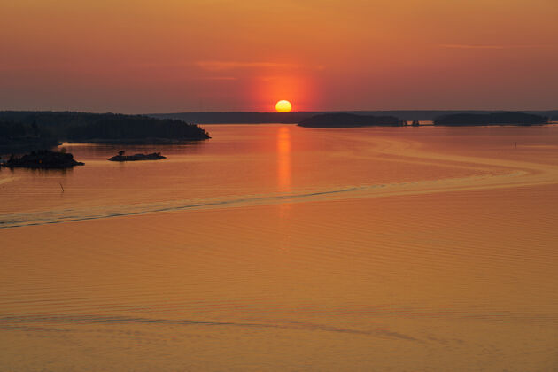 自然纳坦塔利的金色夕阳 芬兰.反思太阳落在地上水副本空间飞行黎明和平