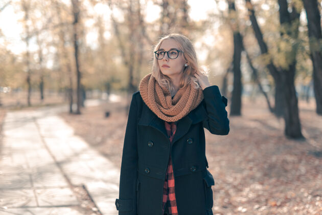 年轻秋天公园里戴着大黑眼镜的少女画像户外森林女人