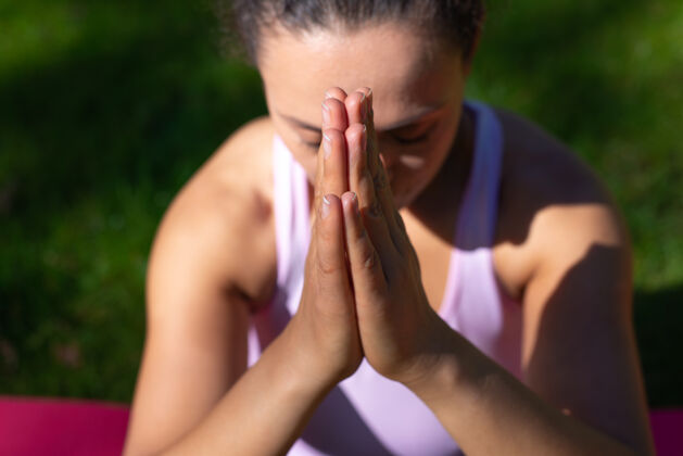 锻炼在户外做瑜伽冥想练习的女人的手特写姿势户外身体
