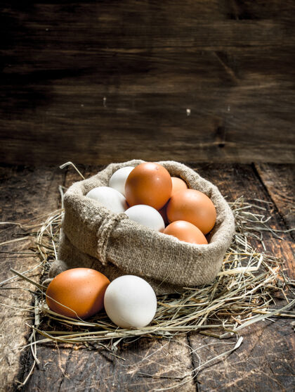 生活旧袋子里的新鲜鸡蛋蛋壳动物早餐