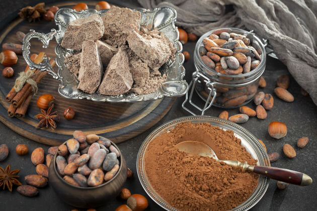 糖果黑巧克力的成分是可可豆和坚果 背景是旧的水果甜的蘑菇