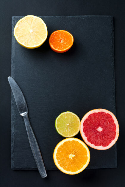 柑橘新鲜的各种柑橘类水果在黑暗的表面与复制空间水果饮食葡萄柚
