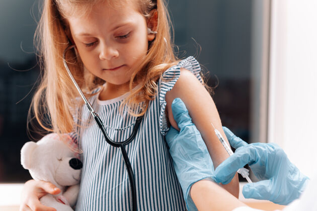 注射儿童接种疫苗医生在医院检查儿童covid-19医疗免疫疫苗