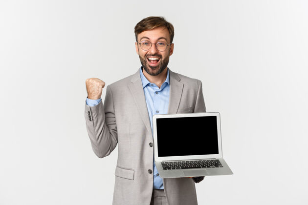 情绪快乐的胡子商人和眼镜的肖像 显示他的成就电脑展示经理