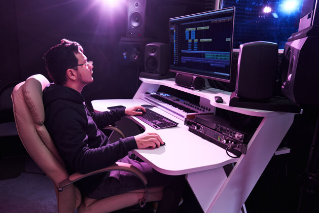 混音专业男音响工程师在录音中混音音乐工作室生产技术 搅拌机工作音量音乐音乐家