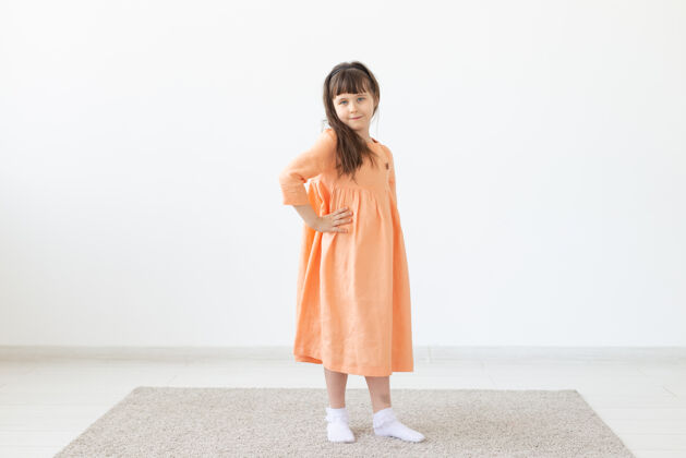 小穿着橙色裙子的孩子服装可爱公主