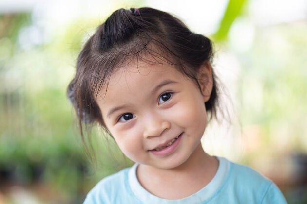 书一个快乐的亚洲女孩的画像微笑孩子亚洲人