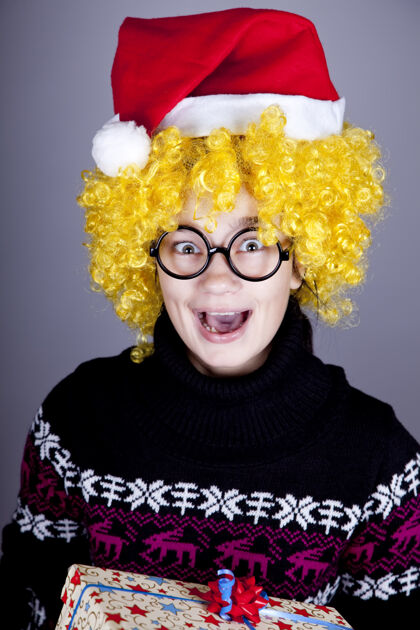 乐趣戴着圣诞眼镜的滑稽女孩礼品工作室射击甜蜜无忧无虑假发