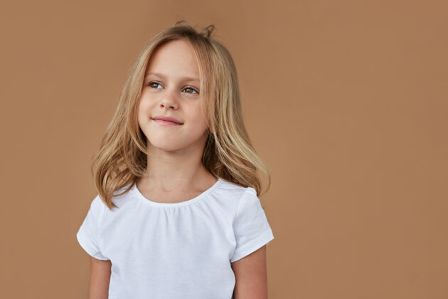 女孩特写正面肖像可爱的小女孩波浪金发 穿着白色衣服孩子小童年