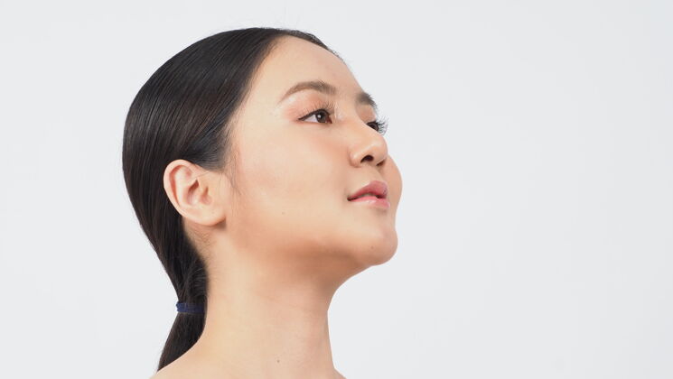 水疗美容护肤concept.young公司亚洲女性美容美脸化妆护肤化妆品 显示自然健康柔软 坚定和永恒的面部皮肤年轻化妆品清洁