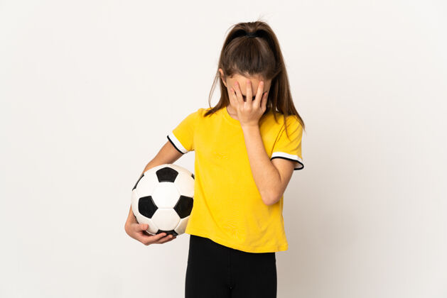 懒惰一个被隔离在白色背景下的小足球运动员女孩 表情疲惫而病态抑郁足球可爱