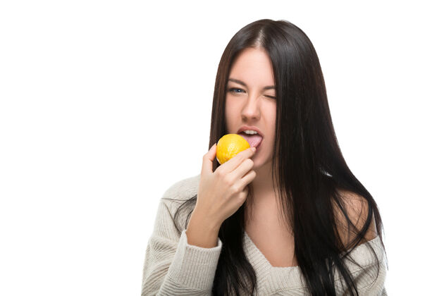 童年女人咬着吃新鲜的柠檬厌恶的情绪就酸溜溜的女人柠檬情绪